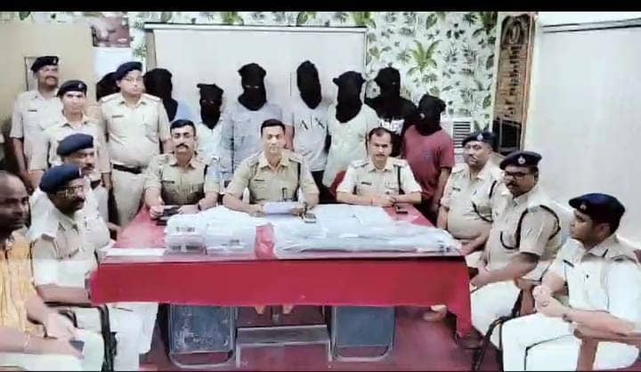 जमशेदपुर पुलिस ने अंतरराज्यीय गिरोह के 8 अपराधियों को दबोचा, आपराधिक घटना की कर रहे थे प्लानिंग, हथियार और शराब जब्त 