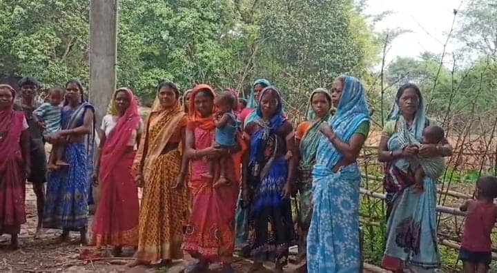 गुमला:गांव छोड़ने को मजबूर हुई जल संकट से परेशान महिलाएं, शिकायत के बाद भी नहीं हुई व्यवस्था तो उठाया ये कदम