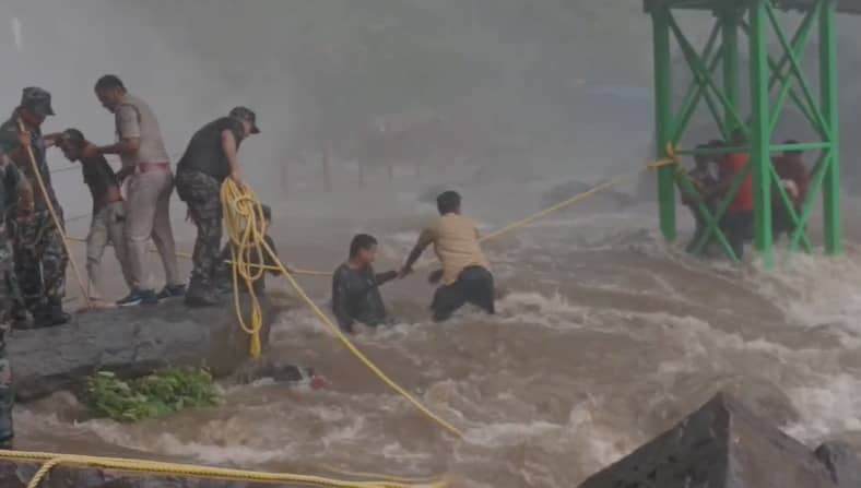 रोहतास:  तुतला भवानी झरने में नहाने के दौरान डूबे कई लोग, वन विभाग ने आधा दर्जन लोगों का किया रेस्क्यू, देखिए वीडियो