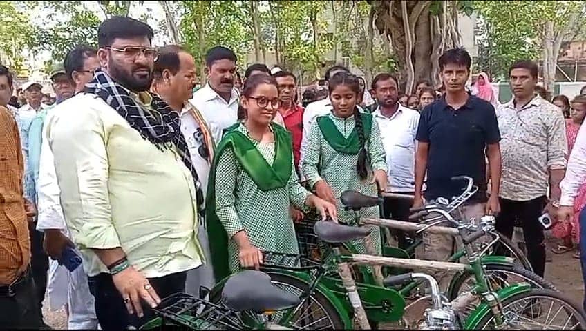 छात्रों के बीच साईकल वितरण, किसी भी राष्ट्र के विकास के लिए शिक्षा है जरूरी-हफिजुल हसन