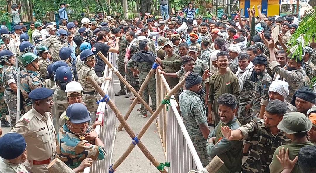 टूट रहा सहायक पुलिस कर्मियों के सब्र का बांध, निकले थे राजभवन का घेराव करने, पुलिस ने बीच रास्ते ही रोका