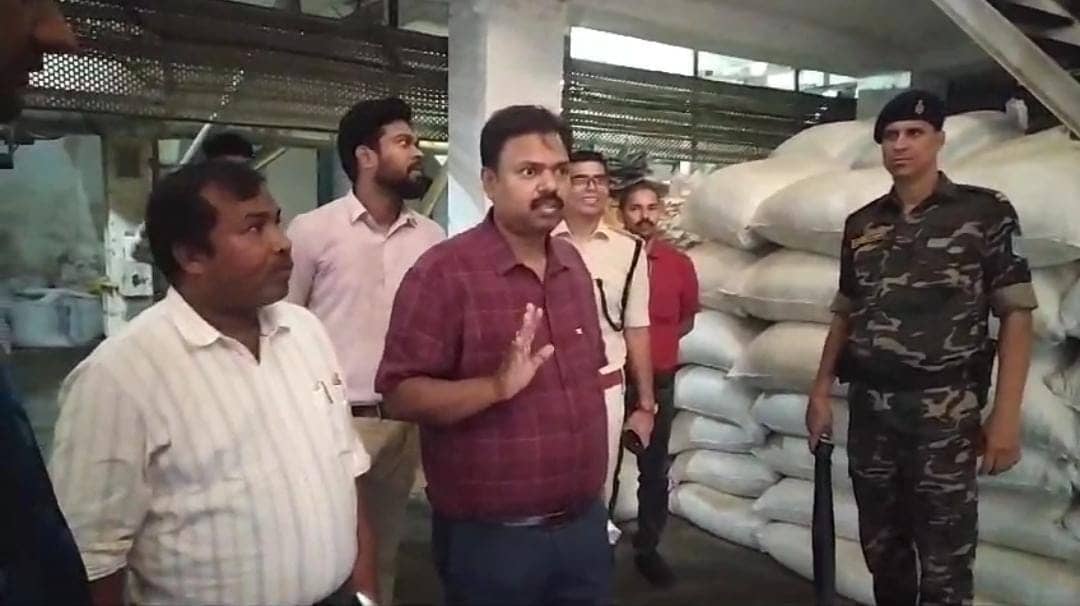 दुमका: बाबूपुर स्थित बाबा राइस मिल पर एसडीओ के नेतृत्व में छापेमारी, राइस मिल के बिजली घर को किया गया सील