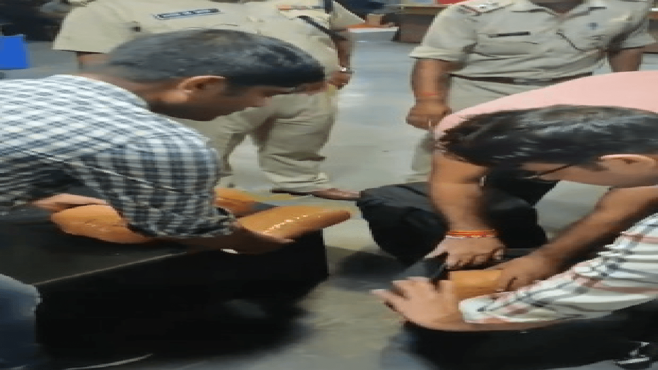 हटिया स्टेशन से आरपीएफ ने दो तस्करों को 14 किलो गांजे के साथ किया गिरफ्तार, देखें वीडियो