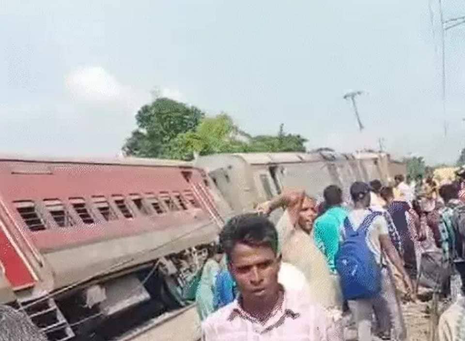 BIG BREAKING : यूपी के गोंडा में बड़ा ट्रेन हादसा, डिब्रूगढ़ एक्सप्रेस पटरी से उतरी, अब तक दो की मौत