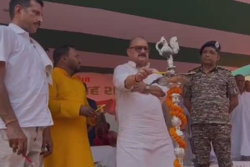 गढ़वा जिले में पेयजल स्वच्छता मंत्री ने किया शहीद द्वार का लोकार्पण, कहा जन सेवा से बड़ी कोई सेवा नहीं