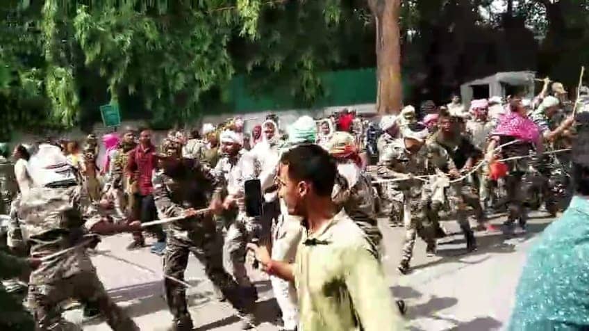 BIG BREAKING : सहायक पुलिसकर्मियों और पुलिस जवानों झड़प, बरसाई लाठियां, देखिए वीडियो