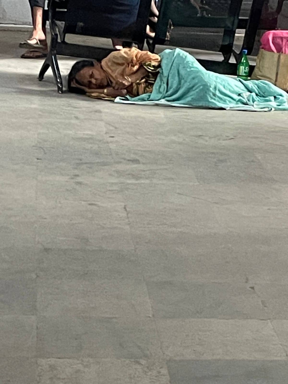 यह अभागी मां तो शायद यही कह रही है -'अबला जीवन हाय तुम्हारी यही कहानी, आंचल में है दूध और आंखों में पानी' 