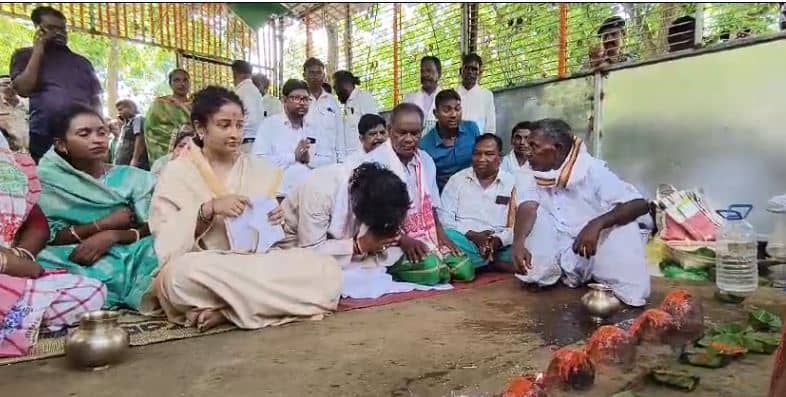  CM HEMANT AT PAARSANATH:मरांगबुरू दिशोम मांझी थान में हेमंत ने कल्पना संग की पूजा अर्चना,चुनाव में जीत दर्ज कराने को लेकर मांगा आशीर्वाद