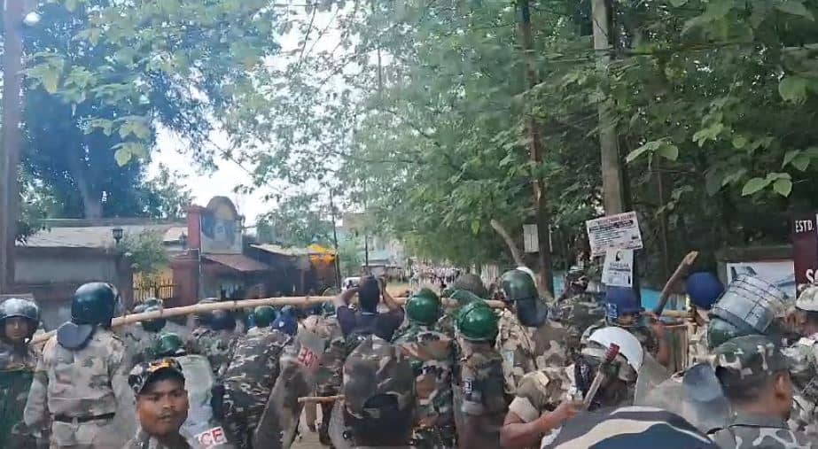 Ranchi News : सहायक पुलिस कर्मियों के बाद आज सहायक शिक्षकों पर पुलिस ने बरसाई लाठिया, देखिए,वीडियो