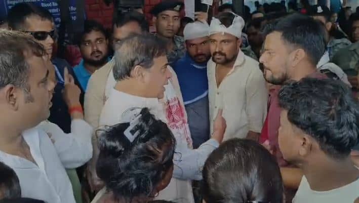 Jharkhand: असम के मुख्यमंत्री ने घायल पलिसकर्मियों से की मुलाकात,  कहा- हेमंत सरकार को पूरी करनी चाहिए इनकी मांगे