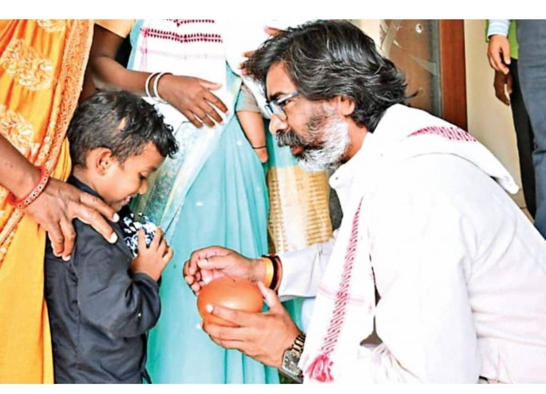 आखिर क्या हुआ कि बच्चे का गुल्लक हाथ में आते ही मुख्यमंत्री हेमंत सोरेन की आंखे भर आई!