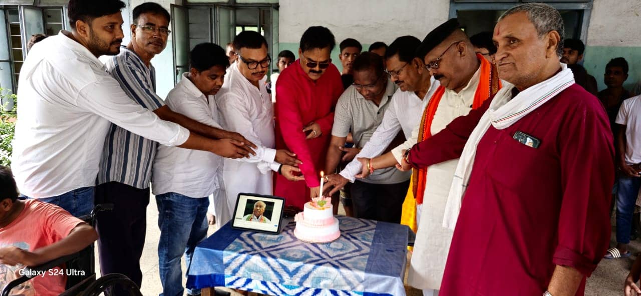 धनबाद : अशोक सिंह के नेतृत्व में  निर्मला कुष्ठ अस्पताल में कांग्रेसियो ने मनाया राष्ट्रीय अध्यक्ष का जन्मदिन 