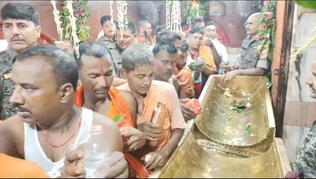 सावन का पावन मास: प्रथम दिन और पहली सोमवारी पर फौजदारी दरवार में उमड़ी शिव भक्तों की भीड़, अरघा के माध्यम से हो रहा है जलार्पण