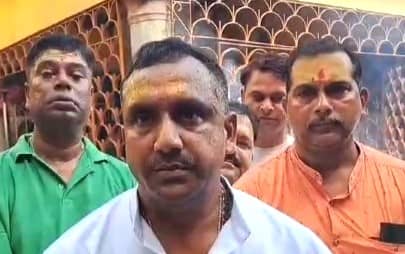 जमशेदपुर: पहली सोमवारी पर स्वास्थ्य मंत्री बन्ना गुप्ता ने पत्नी संग रंकड़ी मंदिर में की पूजा, राज्य की खुशहाली के लिए की कामना