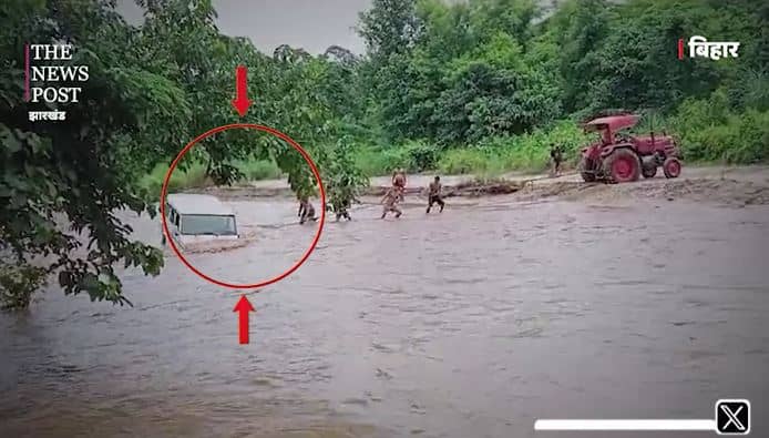 अचानक नदी में आई बाढ़ और फंस गई नौ लोगों से भरी बोलेरो, देखिए खौफनाक मंज़र का वीडियो  