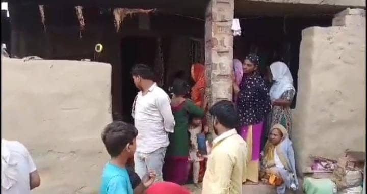 Crime News: बिहार में अपराधियों के हौसले बुलंद! अज्ञात बदमाशों ने पेट्रोल छिड़ककर एक घर में लगाई आग, चार लोग झुलसे