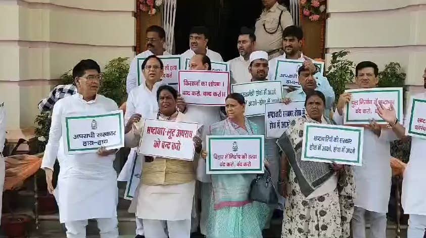 विधान पार्षद के बाहर राबड़ी का हंगामा, कहा- पलटू राम दोबारा ना पलट जाए इसलिए बिहार को दिया गया ज्यादा पैसा, देखिए वीडियो