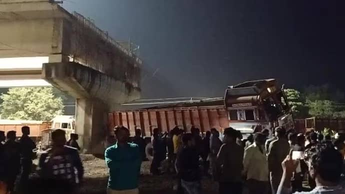 BIHAR NEWS:पुल का रेलिंग तोड़कर नीचे गिरा ट्रक, ड्राइवर की मौत, खलासी घायल