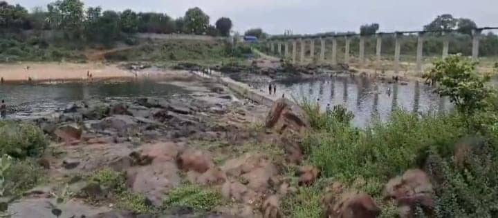 जमशेदपुर:मौसम की बेरुखी से सूख गई स्वर्णरेखा और खरकई नदी , बूंद-बूंद पानी को तरस रहें लोग, पढ़ें क्या कर रहा प्रशासन