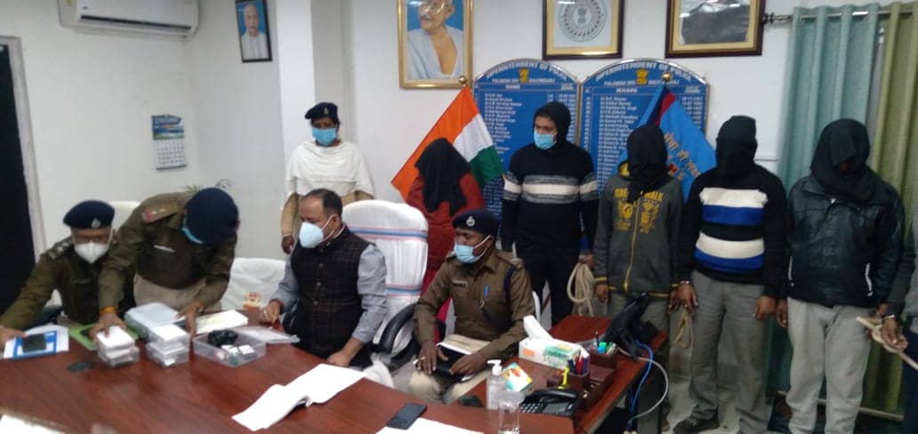 खुजली पाउडर छिड़क कर राहगीरों से छिनतई करने वाले गैंग का खुलासा, 5 गिरफ्तार
