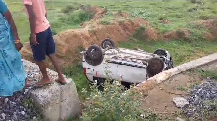 देवघर:गड्ढे में गिरी श्रद्धालुओं से भरी कार, हादसे में पांच लोग गंभीर रूप से घायल, पढ़ें हादसे की वजह