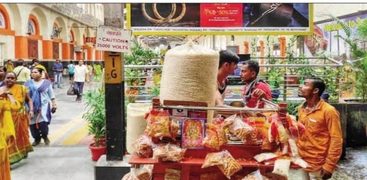 अब आपको रेलवे स्टेशनों पर बदले -बदले दिखेंगे फूड हैंडलर,पढ़िए क्या और कैसा होगा नया इंतजाम 