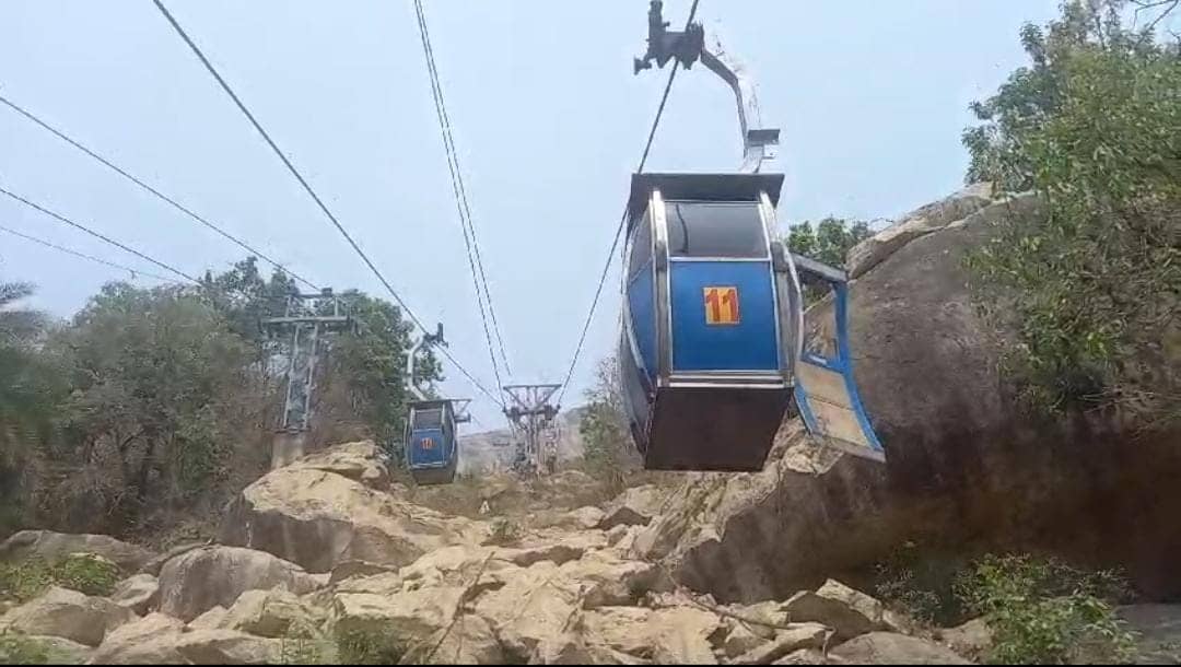 देवघर: हज़ारों श्रद्धालु त्रिकुट पहाड़ से मायूस होकर क्यों लौट रहे है,जानिए वजह