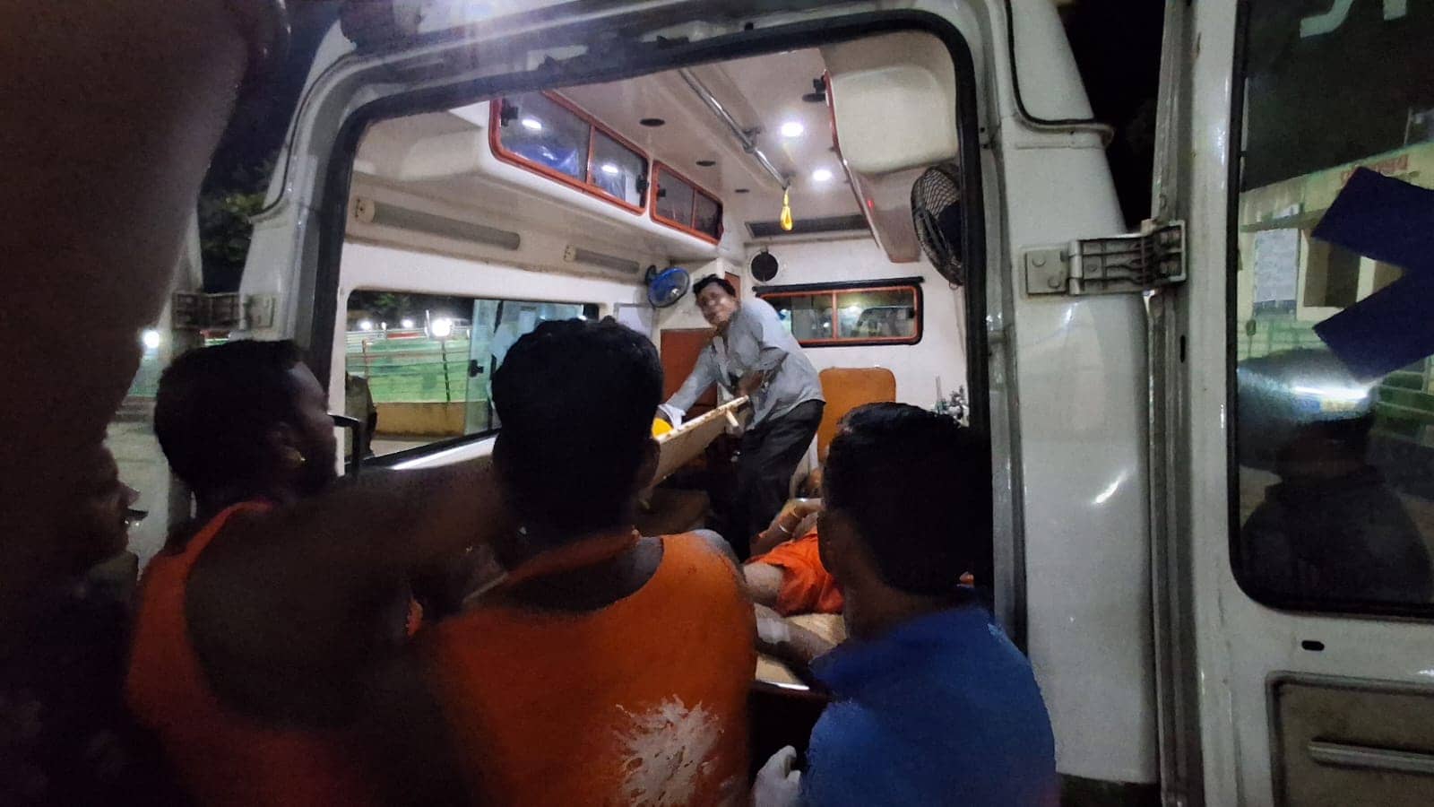 दुमका से बड़ी खबर : कांवरियों से भरा वाहन अनियंत्रित होकर दुर्घटनाग्रस्त, 2 दर्जन से ज्यादा श्रद्धालु घायल