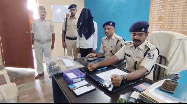 वर्दी का धौंस दिखाते यूपी का फर्जी दरोगा बिहार से गिरफ्तार!  मोतीहारी पुलिस ने पिस्टल और गोली भी किया बरामद, पढ़ें कैसे करता था ठगी