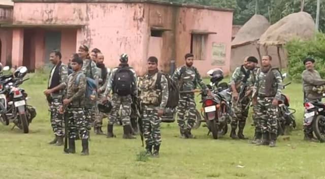 गरीबी का फायदा उठाकर नक्सली युवाओं को जोड रहे संगठन में, पुलिस नकेल कसने की तैयारी में