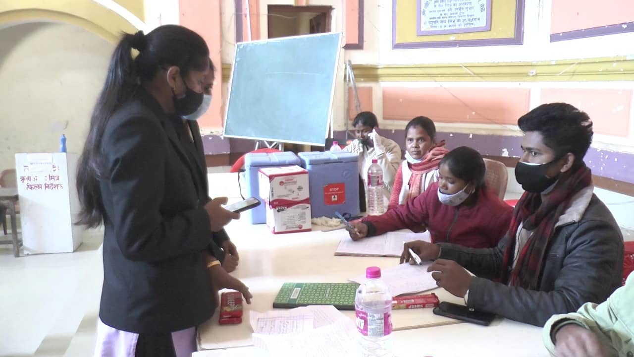 स्कूल कैंपस में 15+का टीकाकरण शुरू, किशोरों में दिखा उत्साह