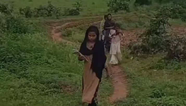 GARHWA : 64 सालों से सड़क की आस में डंडई प्रखंड के कई स्कूल, खेतों में बने मेढ़ का सहारा ले रहे बच्चे