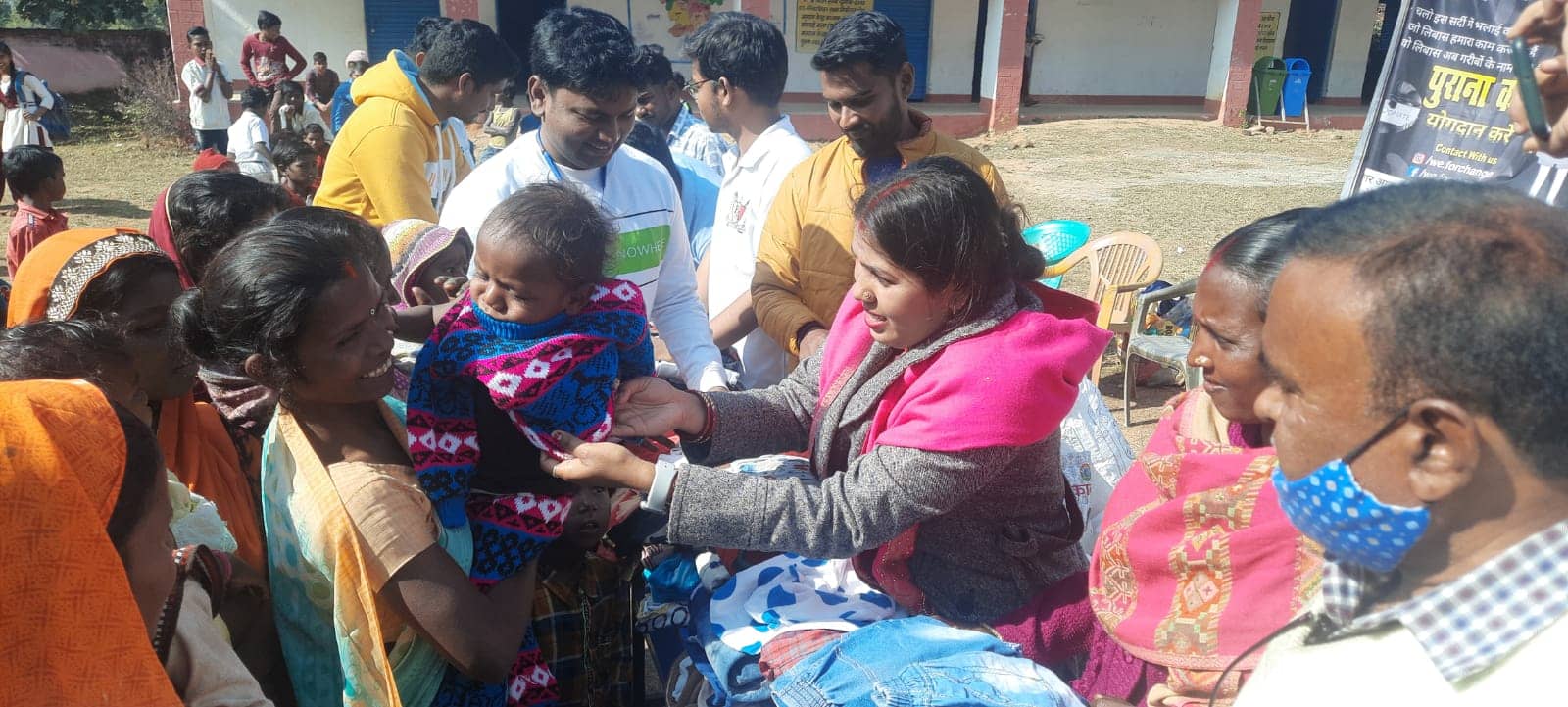 ठंड में बांटे गए गर्म कपड़े, दिखी लापरवाही भी