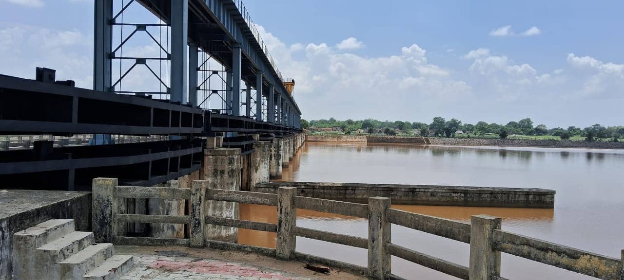 देवघर:लगातार बारिश से बढ़ा नदियों का जलस्तर, सिकटिया बराज के 3 गेट से छोड़ा गया 78 सौ क्यूसेक पानी