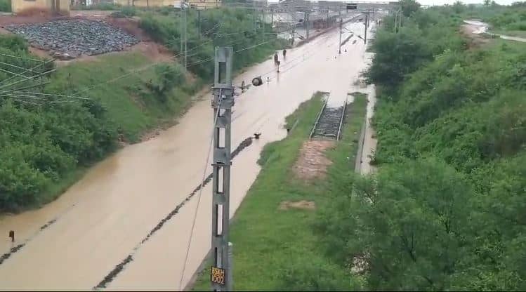 बासुकीनाथ रेलवे स्टेशन की पटरी हुई जलमग्न, कई ट्रेनों को किया गया रद्द, कांवरियों को हो रही परेशानी