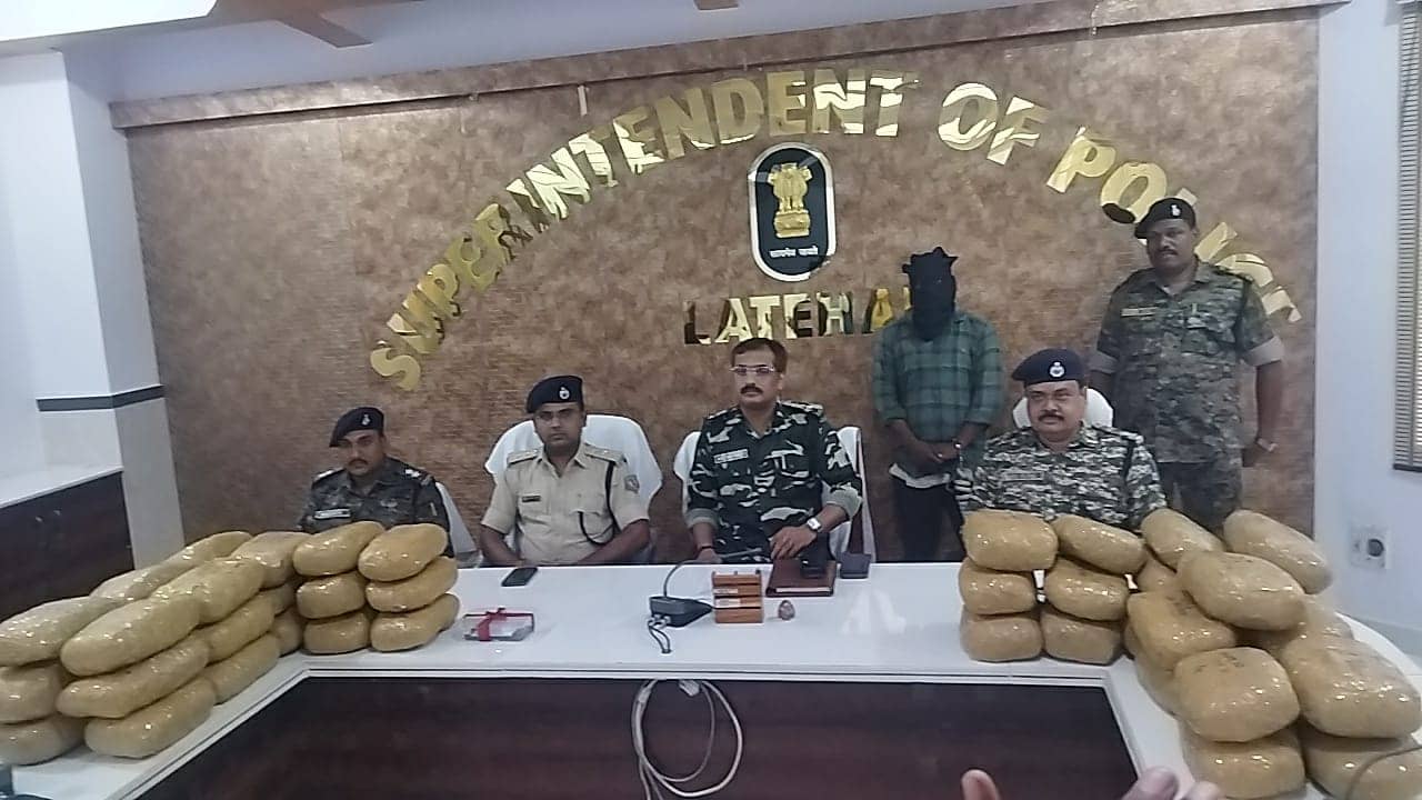 लातेहार: नशा तस्करों पर पुलिस का शिकंजा, 45 KG गांजा के साथ उत्तराखंड का तस्कर धराया