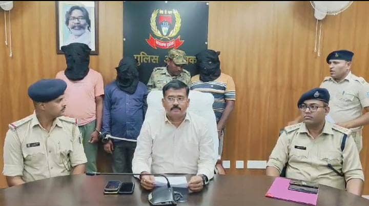 Garhwa: लाखों की सरकारी दवा नाली में फेंके जाने के मामले का खुलासा,पुलिस ने शिक्षा विभाग  के कंप्यूटर ऑपरेटर सहित तीन को दबोचा