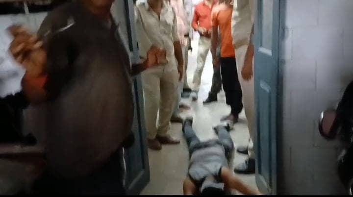 नशे में धुत डॉक्टर की शर्मनाक हरकत! आर्मी में सेवा दे चुके चिकित्सा प्रभारी के साथ की मारपीट, पढ़ें फिर पुलिस ने क्या किया