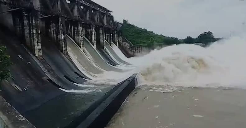 झारखंड में भारी बारिश, तेनुघाट घाट डैम के खोले गए चार रेडियल गेट, 30000 क्यूसेक पानी का हो रहा बहाव