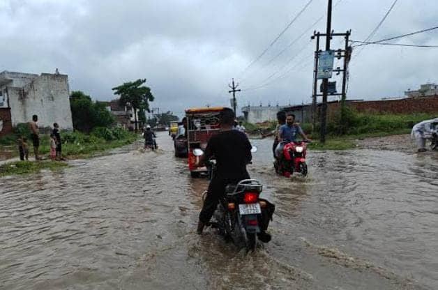 Weather Alert:लगातार बारिश से सराबोर हुआ झारखंड!तालाब में तब्दील हुई रांची की सड़के,आज इन जिलों में भारी बारिश का रेड अलर्ट