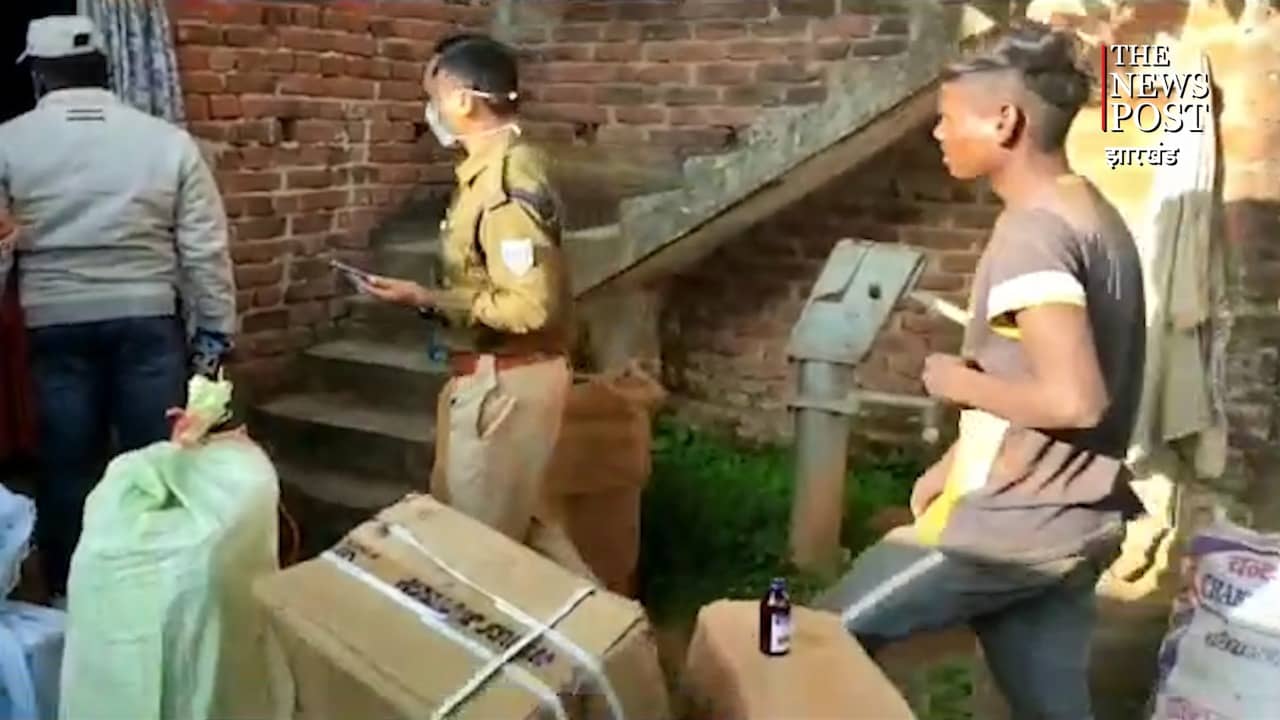 दुमका में चढ़ा कफ सिरप का नशा, भारी मात्रा में प्रतिबंधित दवा के साथ एक धराया