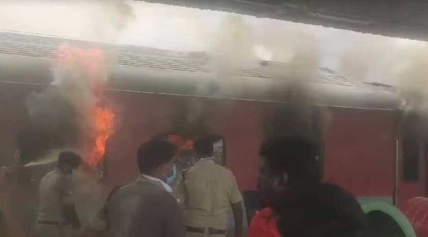 BIG BREAKING:कोरबा एक्सप्रेस के 3 बोगियों में लगी भीषण आग, यात्रियों के बीच मची अफरातफरी