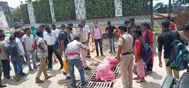 रेलवे की लापरवाही, डीआरएम के निरीक्षण  के दौरान नाले में बनी  लोहे के जाली में घंटों फंसी रही महिला