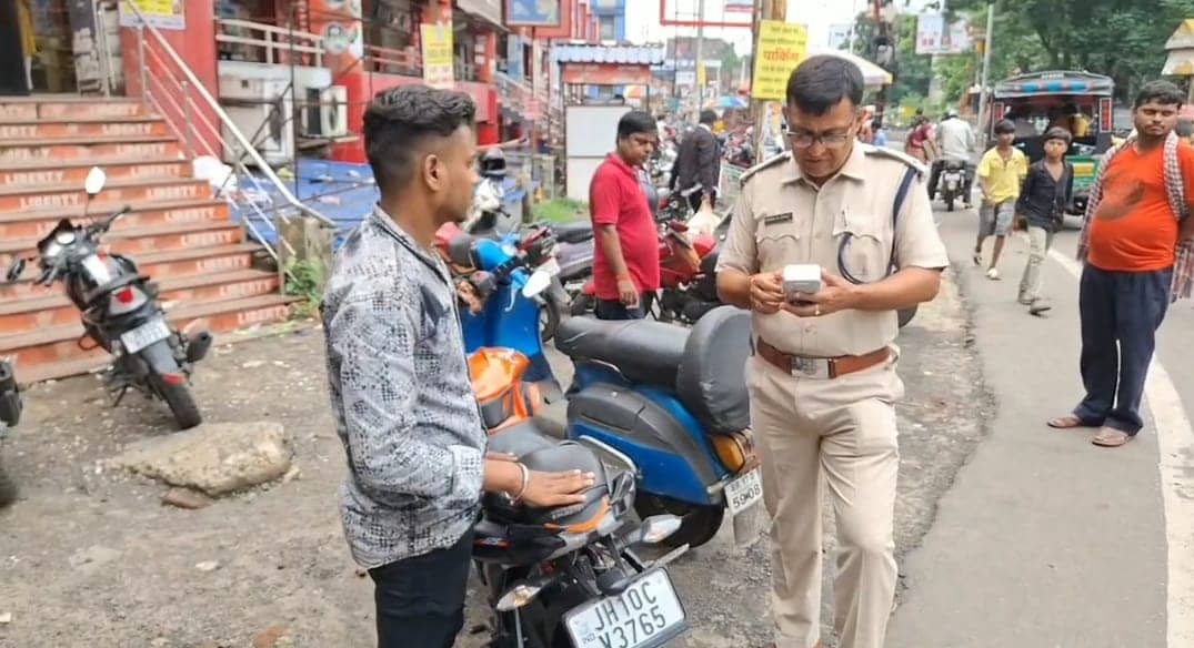 धनबाद की ट्रैफिक पुलिस निकलती है सड़क पर तो पढ़िए कैसे हो जाती लखपति !