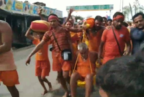 बिहार  के श्रवण बेटा बहू!पति के साथ सास ससुर को लेकर देवघर पहुंची बहू, तारीफ करते नहीं थक रहे सास ससुर