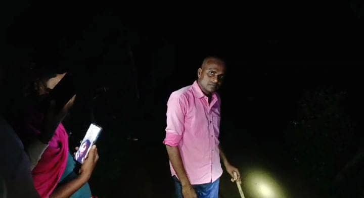 Gadhwa News: लगातार बारिश से उफान पर सोन नदी, अचानक आयी बाढ़ में सौ पशुओं के साथ फंसे एक दर्जन लोग, रेस्क्यू जारी