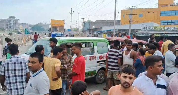 Crime News: दिनदहाड़े छात्र की हत्या से दहला गोपालगंज! घर बुलाकर की गई निर्मम हत्या, परिजनों ने किया सड़क जाम