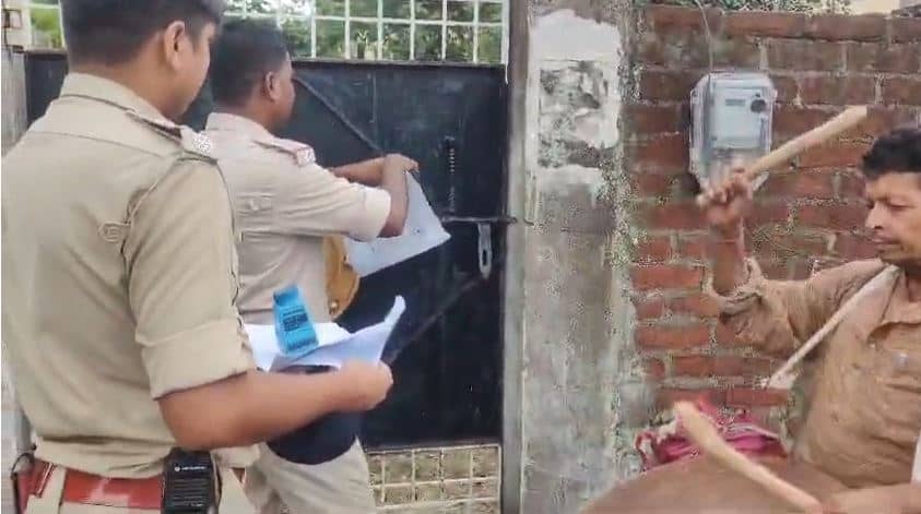 फरार चल रहे अपराधियों की खैर नहीं! सरेंडर करें नहीं तो हो जाएगी कुर्की-जब्ती की कार्रवाई, देखिए कैसे डुगडुगी बजा कर पुलिस चिपका रही इश्तेहार