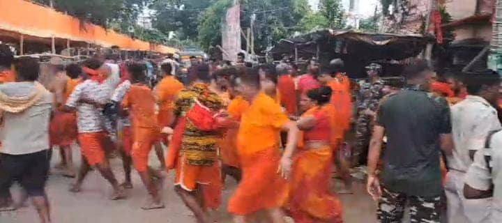 देवघर: सावन की तीसरी सोमवारी पर छूटा जिला प्रशासन का पसीना, पढें क्यों बना रहता है अफरा-तफरी और भगदड़ का माहौल