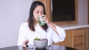 खाना खाने के तुरंत बाद पानी पीना क्यों माना जाता है जहर, पेट की कई समस्याओं का यह बन सकता है कारण